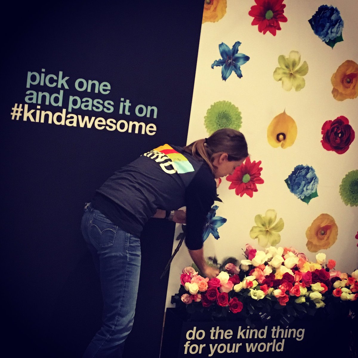 atbrady's tweet photo. How else would #SpringCC2016 end than w/ roses from @KINDSnacks to go forth and #PayItForward? #KindaAwesome https://t.co/B0iMWP5Sgz