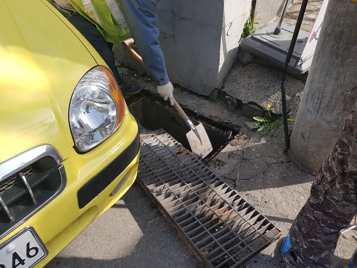 smartstart21's tweet image. 여름철 집중호우를 대비하기 위해 현재 금광2동 이면도로 일대 빗물받이 준설을 실시하고 있습니다. 준설토에 상당수의 담배꽁초가 섞여 있네요. 담배꽁초는 제발 쓰레기통에 버려주세요~
#성남시 #금광2동 #빗물받이