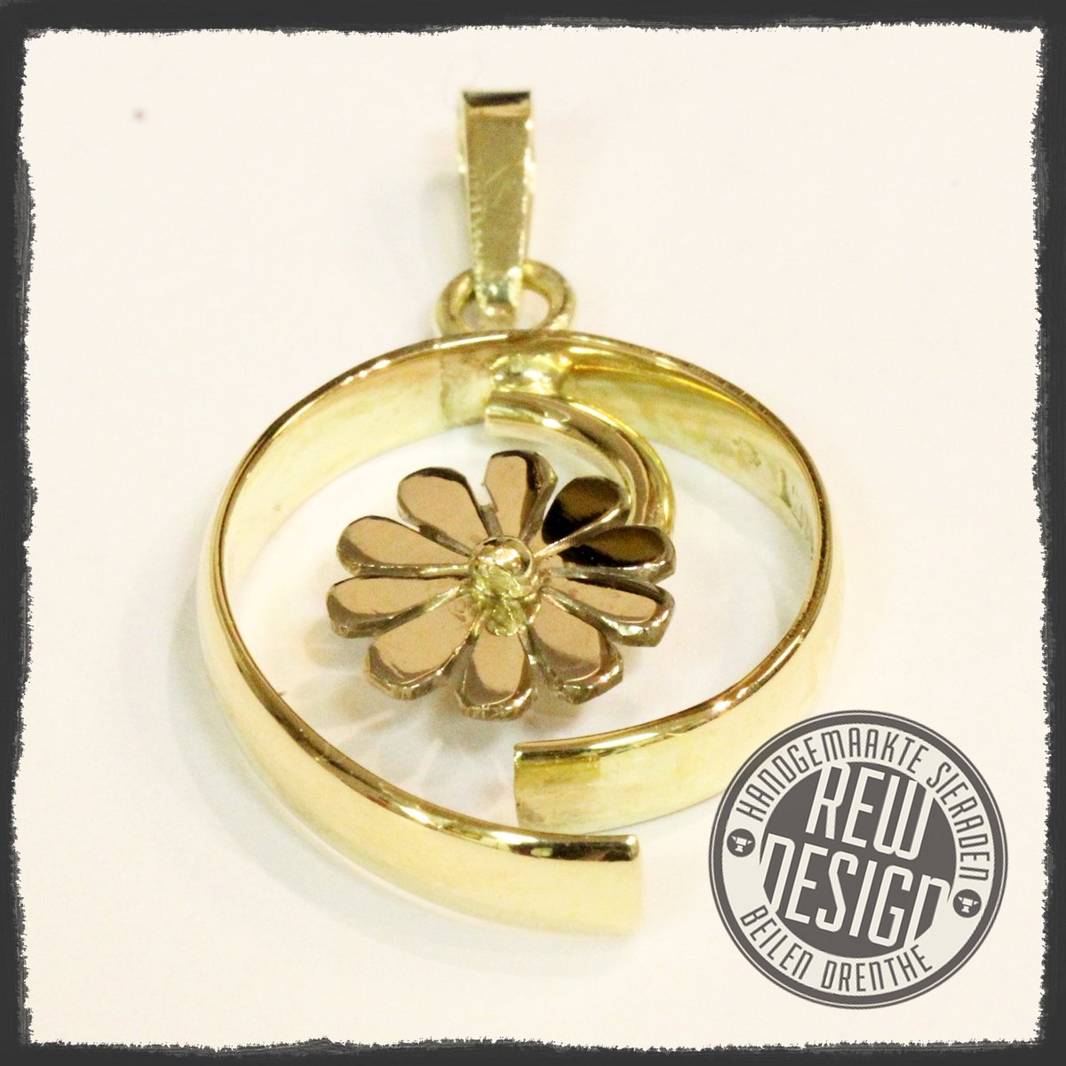 rewdesignn's tweet image. Gouden hanger gemaakt van 2 halve #trouwringen. #gedenk #sieraden @JuwelierWajer