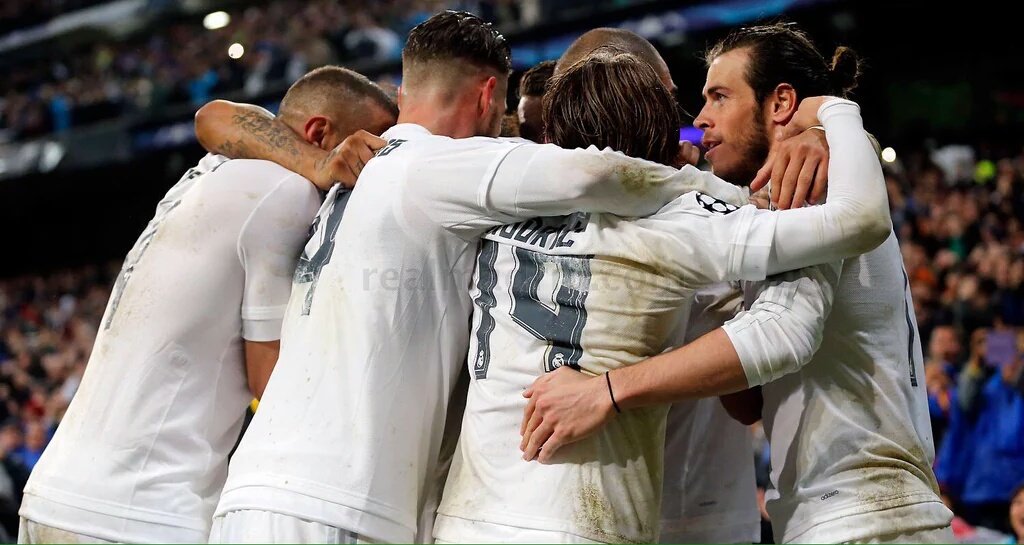 MUYMadridistas's tweet photo. Podremos ganar o perder pero ser del Real Madrid y ver esta comunión entre equipo y afición es un honor y un orgullo https://t.co/TEyawRZ0Gp