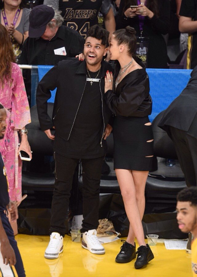OnlyCuteCouple's tweet photo. Bella Hadid และแฟนหนุ่ม The weekend (Abel Tesfaye) ที่การแข่งบาสครั้งสุดท้ายของ Kobe Bryant ใน LA https://t.co/pw9qEeRlkI