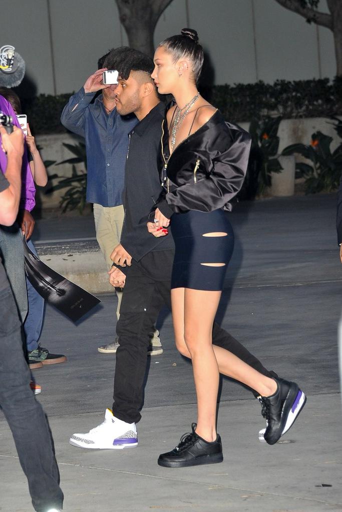 OnlyCuteCouple's tweet photo. Bella Hadid และแฟนหนุ่ม The weekend (Abel Tesfaye) ที่การแข่งบาสครั้งสุดท้ายของ Kobe Bryant ใน LA https://t.co/pw9qEeRlkI