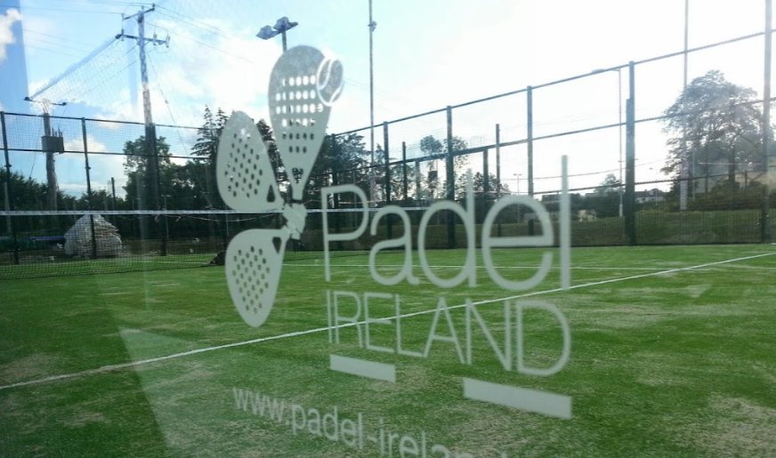 Irlanda se sube al tren del deporte de moda
veopadel.com/2016/04/15/irl…