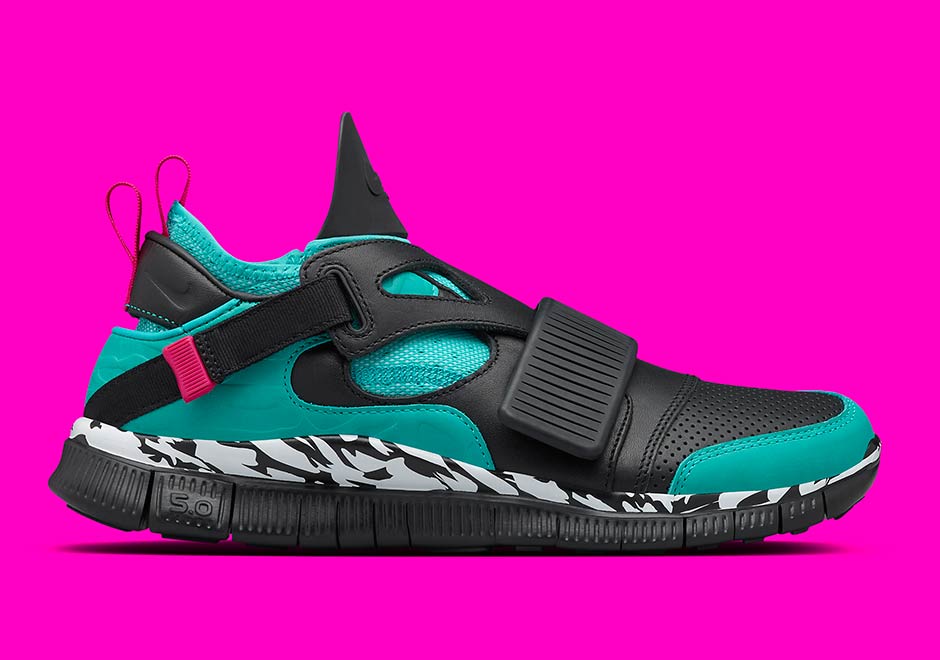 SneakerNews's tweet photo. Nike revives an original Carnivore colorway on their latest hybrid sneakar  https://t.co/T9wF3rjLTZ https://t.co/Oe8RL6Ucwa