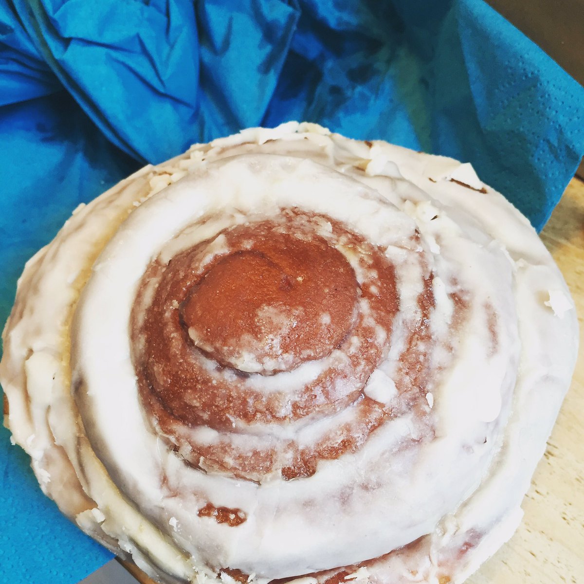 toastnotts's tweet photo. Breakfast delivered c/o our lovely friends @Doughnotts #cinnamonscrolls #breakfastexchange #friends 😌 https://t.co/ZKvpGXJ5ra