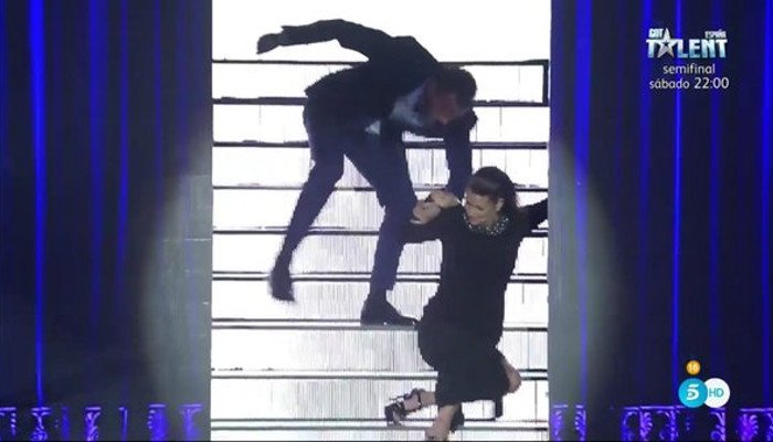 FormulaTV's tweet image. Así fue la aparatosa caída de Laura Matamoros al llegar al plató de #FinalGHVIP frml.tv/55195