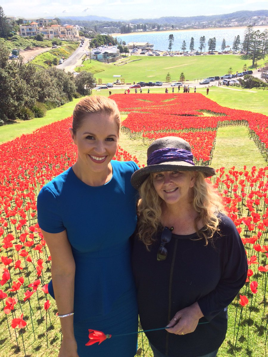 jessicaridleytv's tweet image. This super legend librarian cut all the petals on these red poppies by hand! @7NewsSydney #ANZACDay #poppyproject