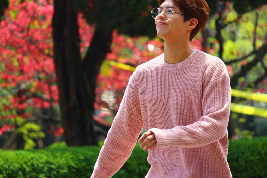 KBSWorldTV's tweet photo. Admin got a chance to see #ParkBogum! 😍 #Onthewayto #MusicBank #LuckAdmin https://t.co/N8ZZuirlD2