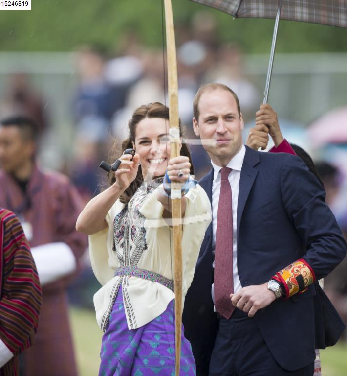 ElitePhotoSA's tweet photo. #katemiddleton #DuchessofCambridge and #princewilliam try #archery in #Bhutan https://t.co/8XgRHs37ii
