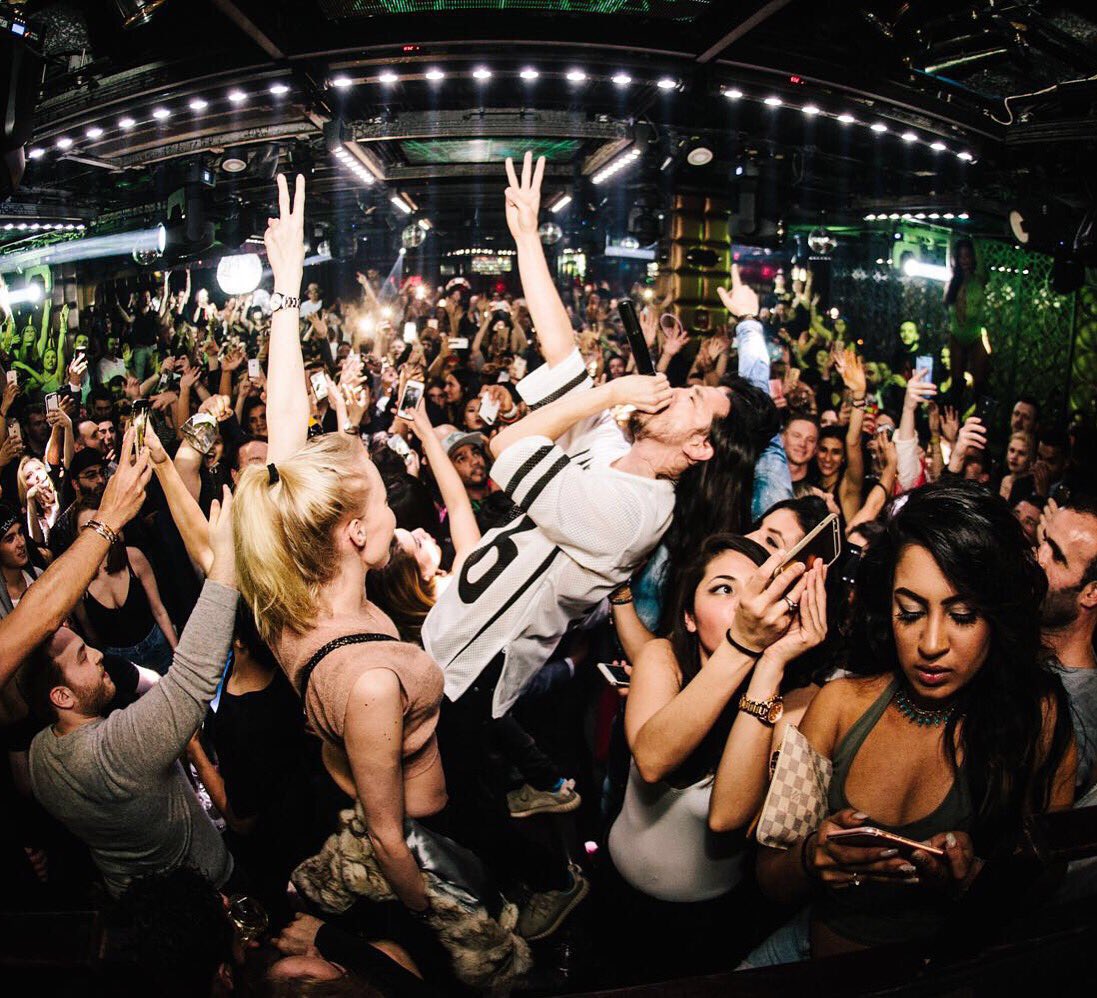 Nyc up on Thursday except 💁🏻 her 📱 🤔 🙄😉 @lavony #illsleepwhenimdead #preparty https://t.co/p7nqsfQjvU