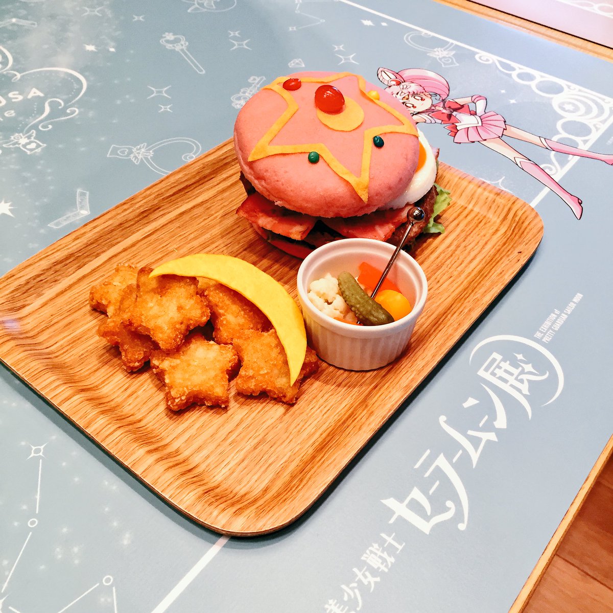 Robe 行列必須のコラボカフェ Chibiusa Cafe ではキャラクターをモチーフにしたフードに胸キュン ちびうさのプリンアラモードにはコンパクトが セーラームーン展 T Co Yqbbnzrsmn