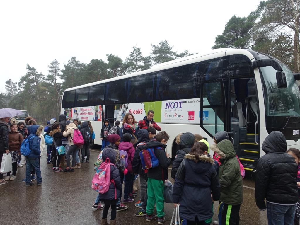 Hij rijdt! De nieuwe bus van <a href="/NootEde/">Noot Personenvervoer</a>  vervoert leerlingen van OBS De Zuiderpoort <a href="/GemeenteEde/">Gemeente Ede</a> naar het museum.
