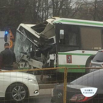 Автобус 661 протаранил шесть легковушек и столб. Это случилось ранним утром на перекрестке Мичуринского и Ломоносов.