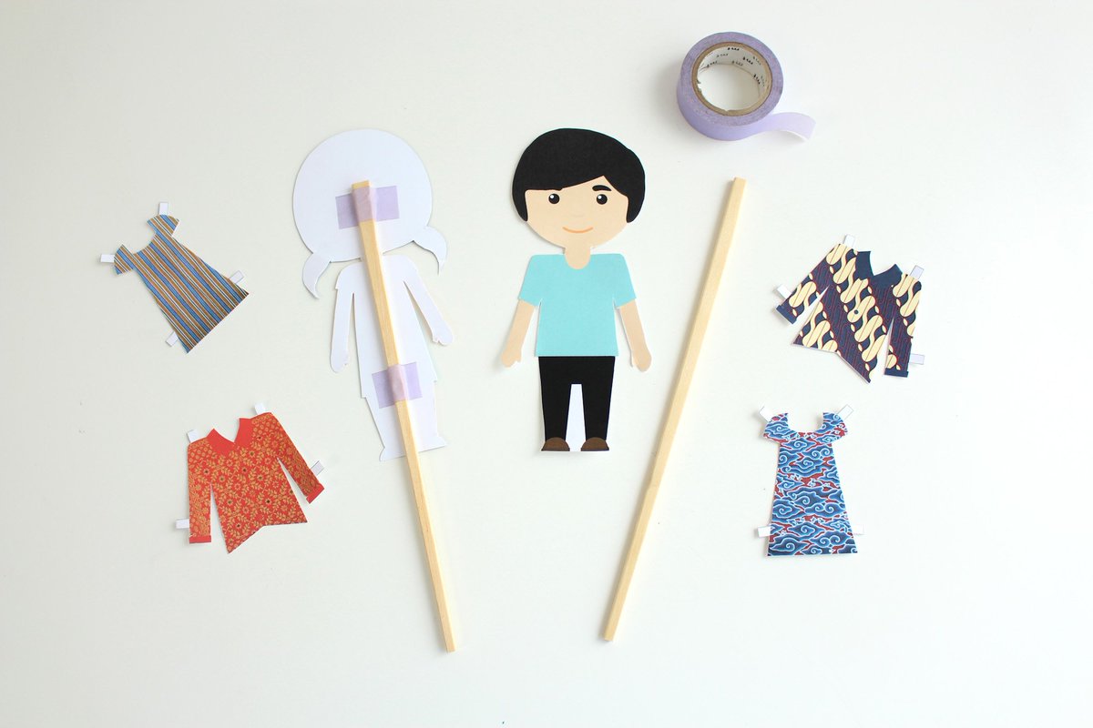livinglovingnet's tweet photo. Kali ini, kami coba buat boneka kertas simpel, tapi bajunya dibikin pakai beberapa motif kain Indonesia. https://t.co/0YXHm2uWlr