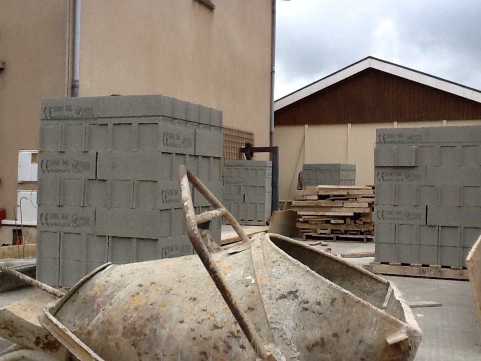 Nous sommes en train de faire un agrandissement pour agrandir notre école .Ninon🕵👩🏽👍🤑💐