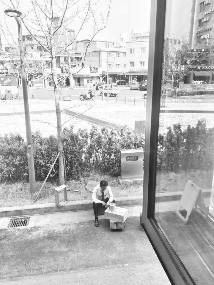 ssaribi's tweet photo. <허탈함 그이상의 고독>손혜원당선자와 유세차를 타고 당선사례를 마쳤습니다. 연극이 끝난후의 배우처럼 고독과 마주했습니다. 텅빈 카페에서 빨대를 꽂아 고독을 마십니다. 고독 그이상의 쓸쓸함도 함께 마십니다. https://t.co/rAClIlJJZn
