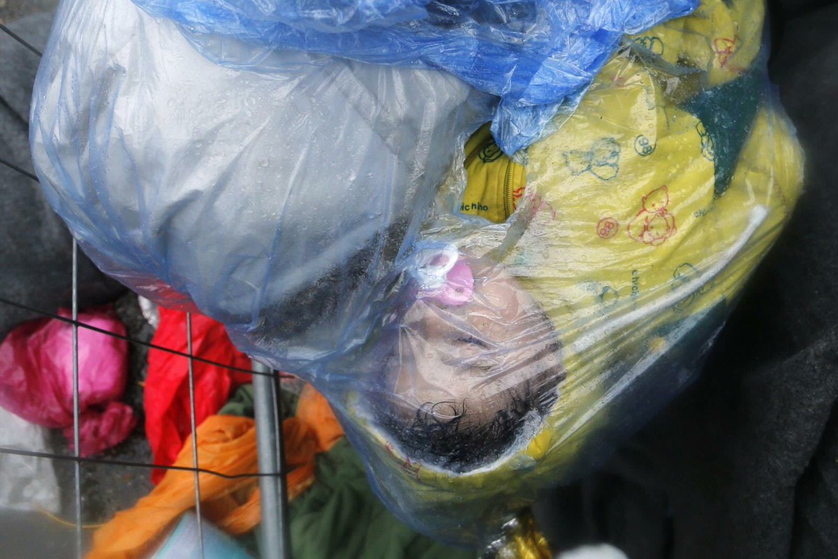 PVAenglish's tweet photo. #PVA2016 #WAR #الحرب
syrian #refugee baby two years old, sleep in a plastic bag to escape from rain.
@UN https://t.co/7mbzIa5oQh