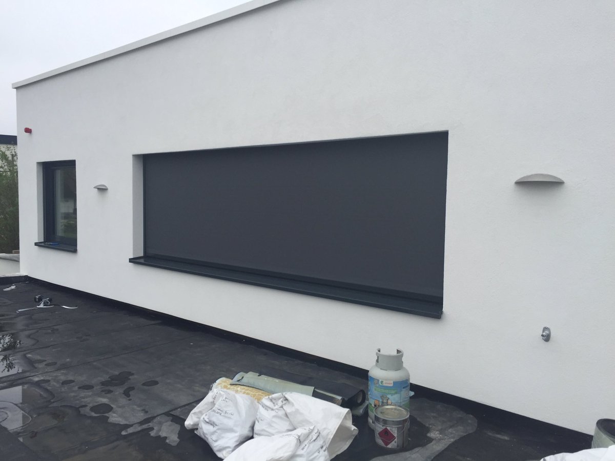 HansKnoop's tweet photo. 5 mooie zip screens geleverd en gemonteerd in 's-Heerenberg. Ditmaal alle gemiddeld 5 meter breed met een 105 kast. https://t.co/fDCVriVZ5G