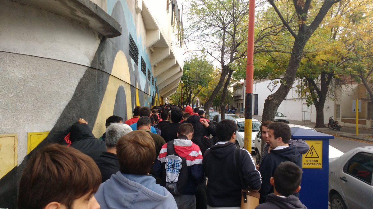 AgusVazquez18's tweet photo. Con lluvia, 5 horas de fila, con una sola boletería abierta. Decime que por lo menos viene el cabezón! @juancortese https://t.co/CE5ShG6O4w