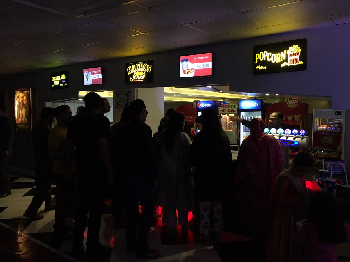 ClubFoodiesRUs's tweet photo. Thrilled crowd at #FoodiesRUs movie mob. #LuxusGrand #AsadSheikh @iamSRKOfficial #Fan https://t.co/f3RuFZuQNJ