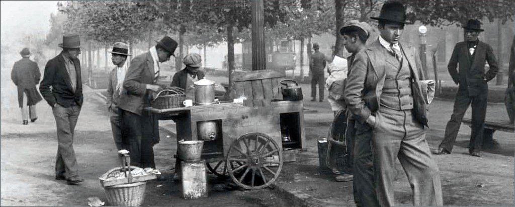 alb0black's tweet photo. Venta de comida en la Alameda de Las Delicias de Santiago de Chile, año 1933.
#DiaDeLaCocinaChilena https://t.co/7HMxyQka6J