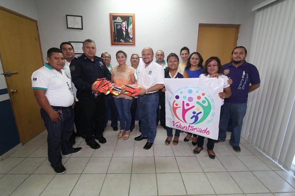 NewsTrendsQRoo's tweet image. Entrega el voluntariado de @TaxistasPlaya chalecos reflejantes a la Dir. General de Seguridad Pública
@jesus_martin8