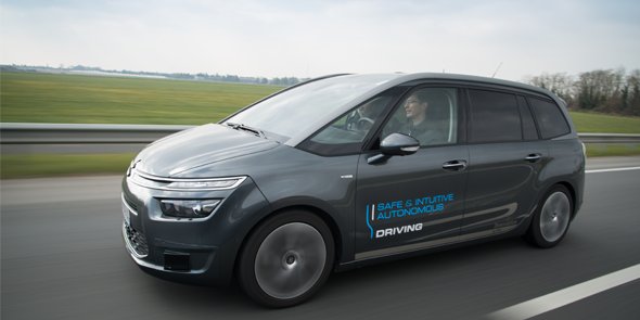CitroenNL's tweet photo. Handjes naast het stuur... Laat die snelweg maar komen in de zelfrijdende #Citroën #C4Picasso https://t.co/JKBFFInjYt