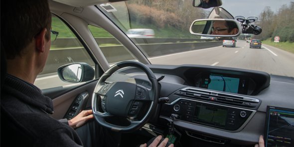 CitroenNL's tweet photo. Handjes naast het stuur... Laat die snelweg maar komen in de zelfrijdende #Citroën #C4Picasso https://t.co/JKBFFInjYt
