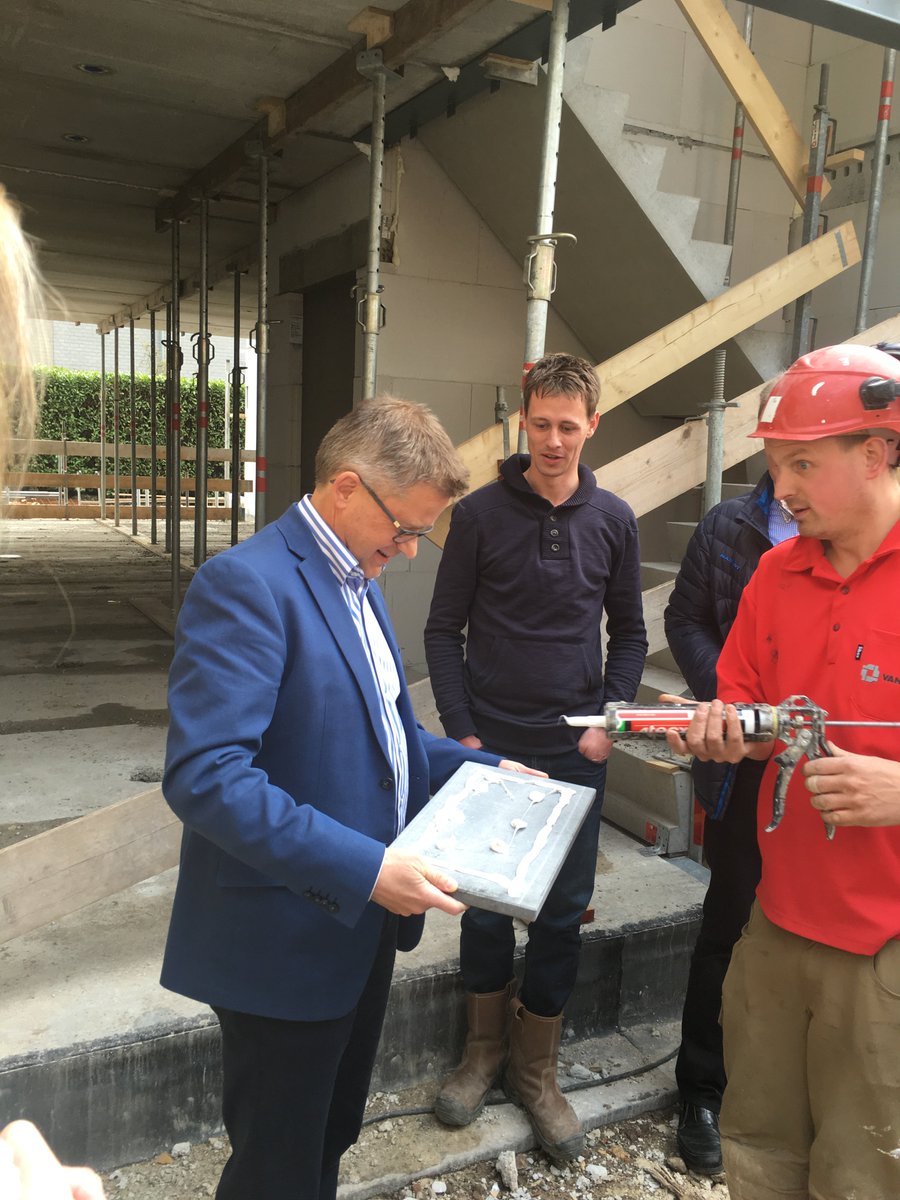 VanWijnenGroep's tweet photo. Eerste steen gelegd bij wooncentrum Slunterhof in #Ede door bestuurder Bert Brouwer en toekomstige bewoners. https://t.co/3ETPeeVmYf