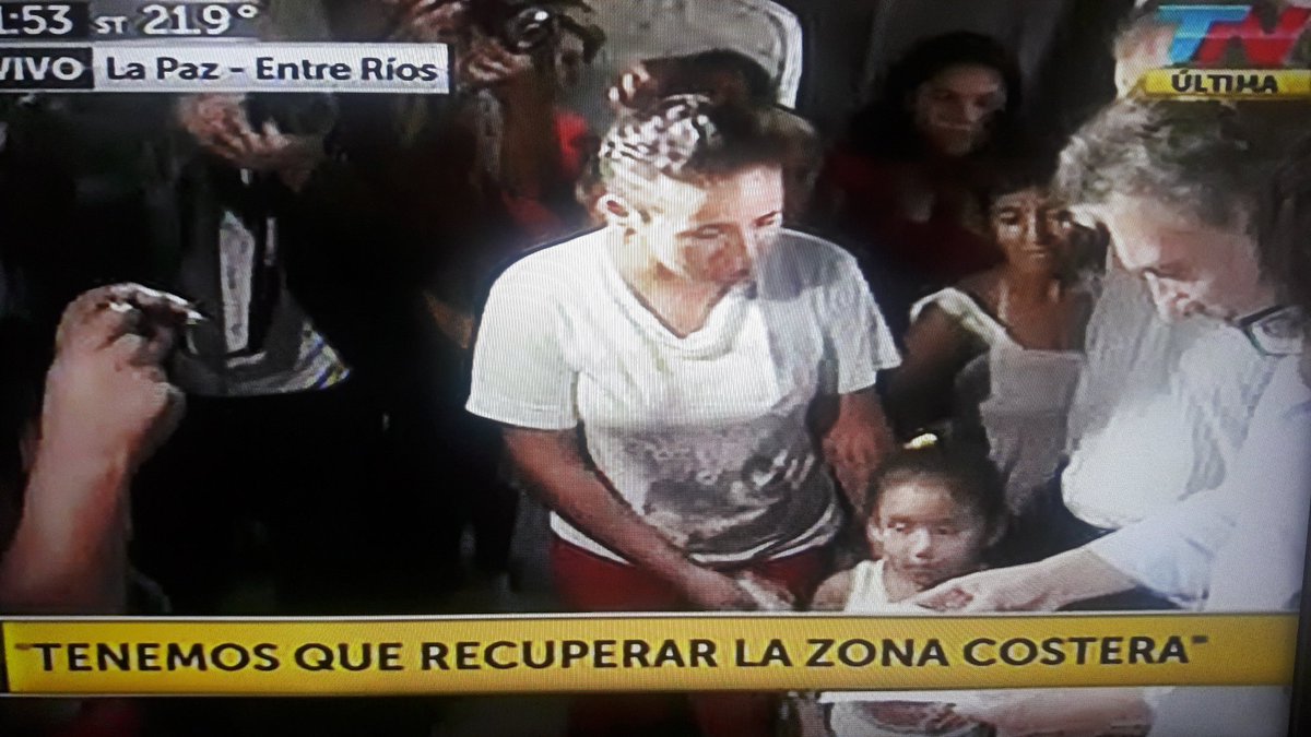 tuitskukas's tweet photo. Después de 12 años, un presidente hace lo que corresponde y visita a los inundados. https://t.co/WbfG6CWjy7