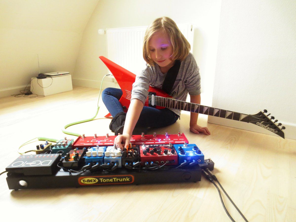 FilippaQdk's tweet photo. It's #Friday and time for a V from @JacksonGuitars and a cranked #cataPulp from @WamplerPedals :D https://t.co/tRTCyBa6oA