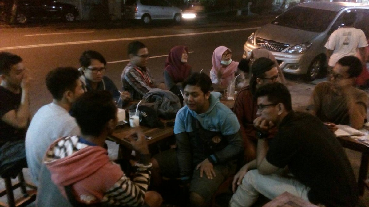 Saati ini ketua KemanggaYK sedang berdiskusi asyik dengan Himangga UMY bertempat di Marco Milk and Coffee.