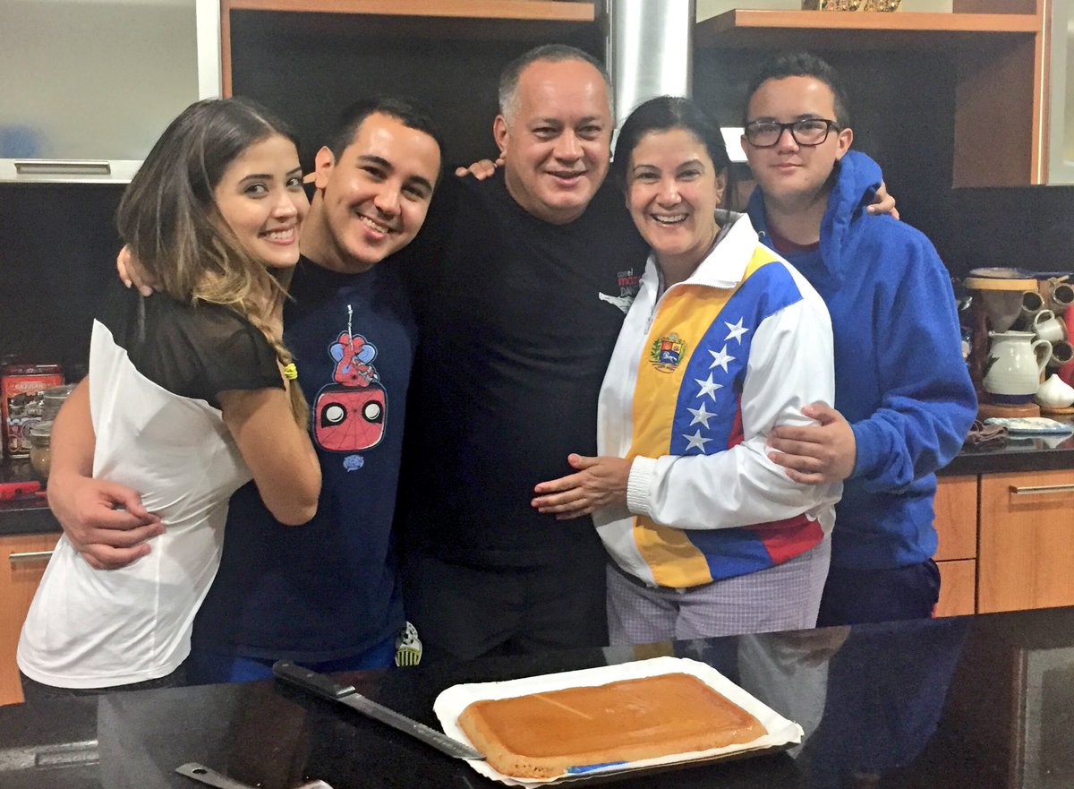 Marlenycdc_'s tweet photo. Eres un buen esposo y un buen padre! Comprometido con el pueblo y la patria! @dcabellor Feliz Cumpleaños! Te amo! https://t.co/uOsNexGee0