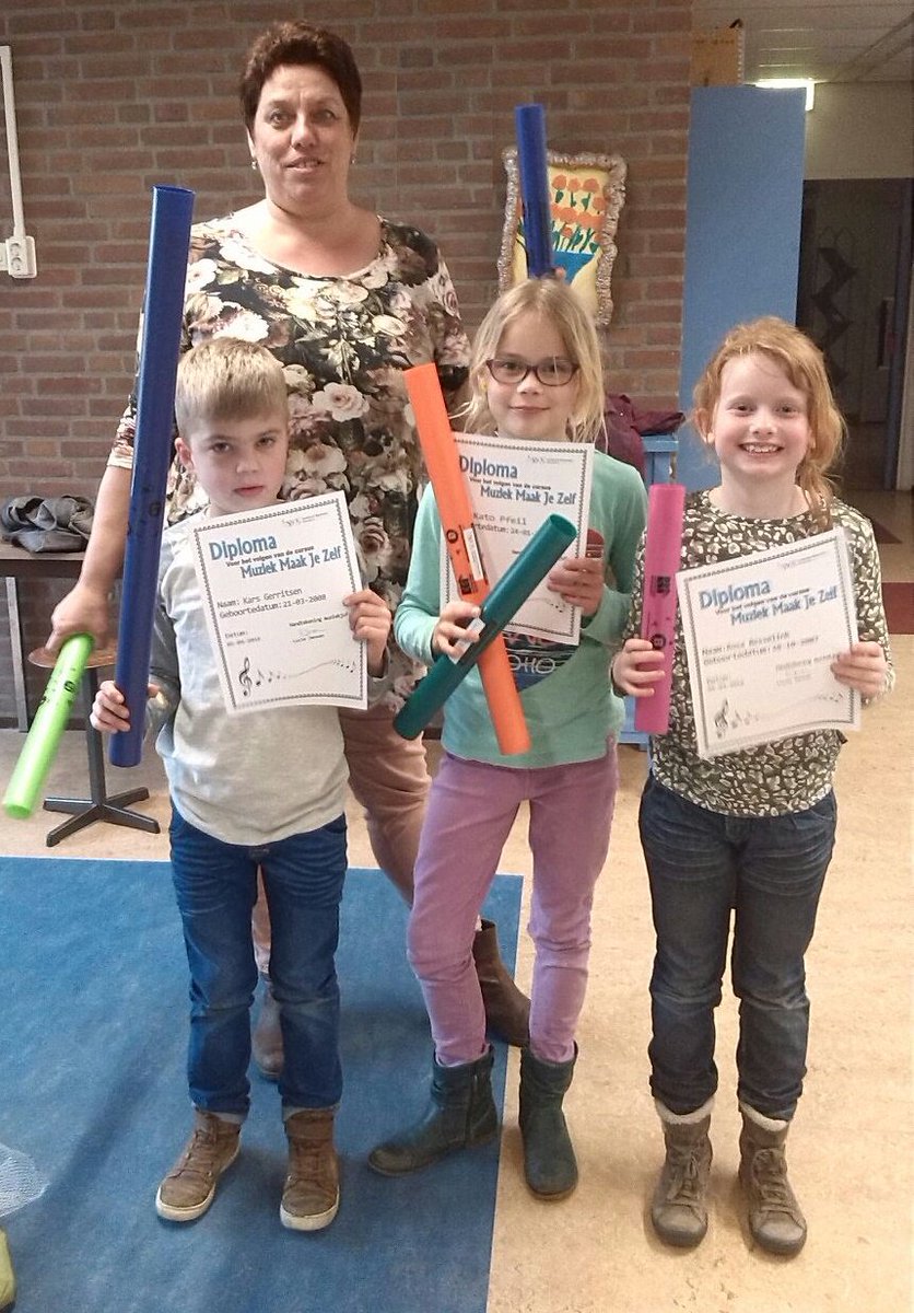 sbo_gaanderen's tweet photo. Kars, Kato en Rosa #diploma #MuziekMaakJeZelf nu door naar #samenmuziekmakeniscool Jij ook? https://t.co/hhFDRY9lDa https://t.co/DKE7oVNsbG