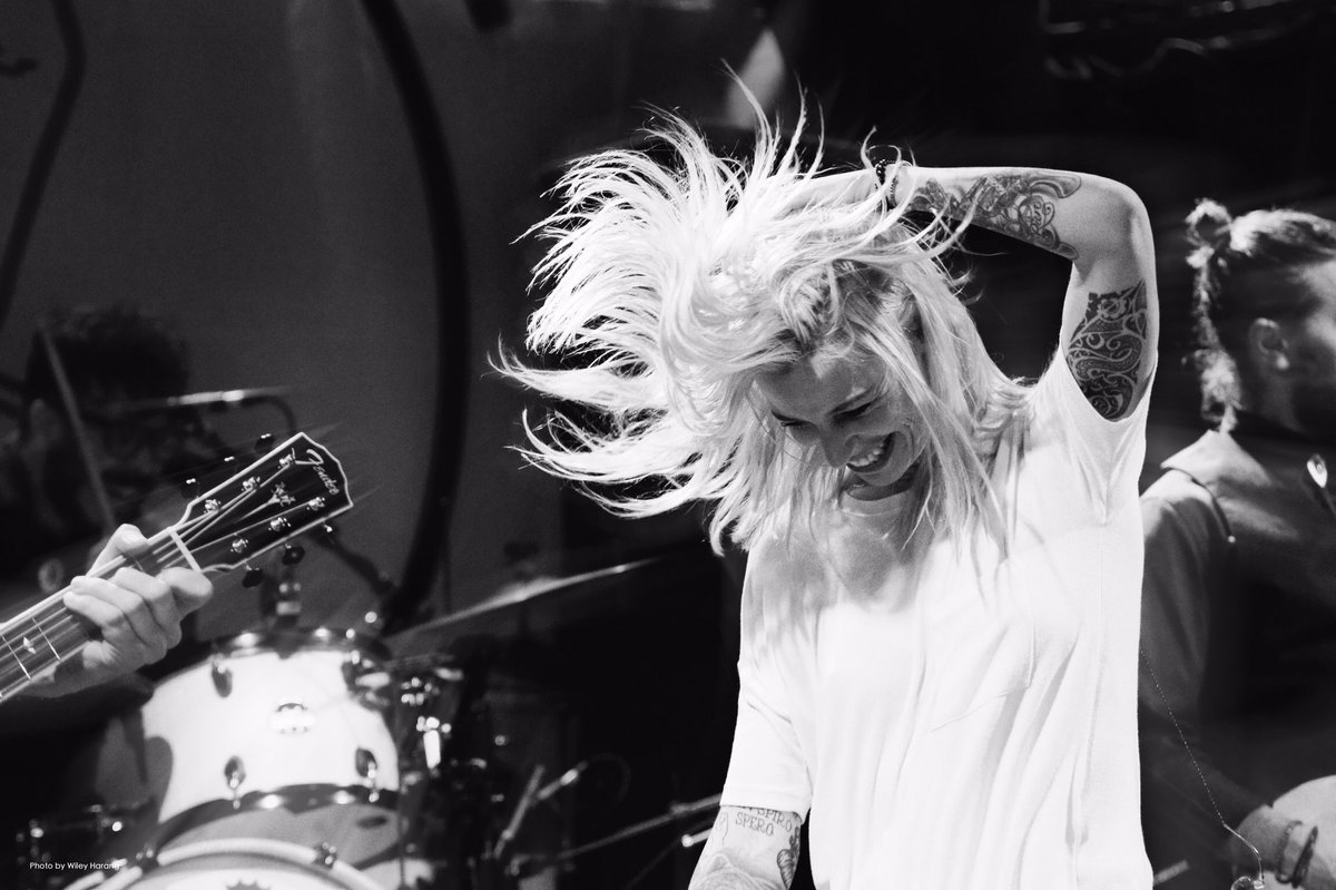wileyharang's tweet photo. @ginwigmore #WrittenInTheWater | Chicago 4.13.16 ⚡️ #GinWigmore #WILLINGTODIE #Tour #BLOODTOBONE #SOULEDOUT https://t.co/VPIxAKpFQW