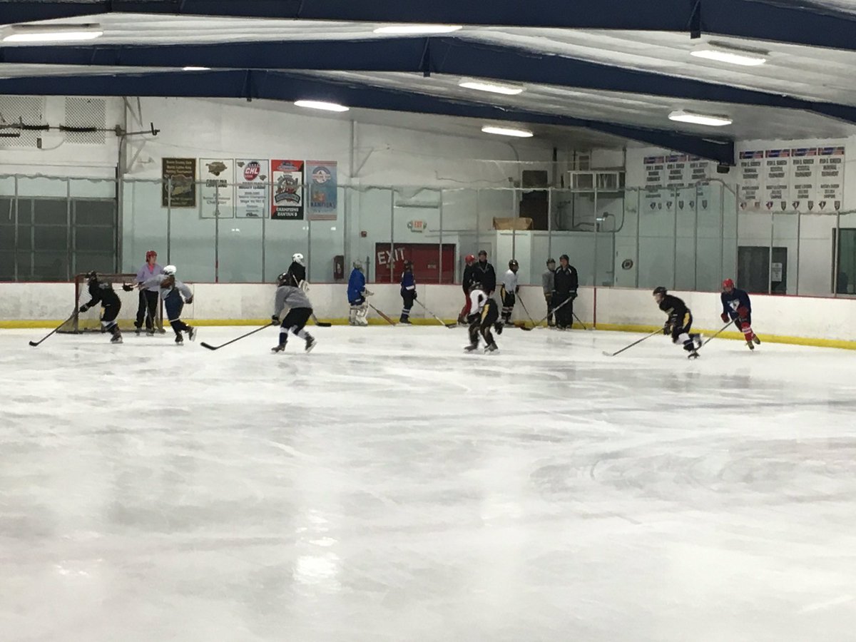 jrcanesgirls's tweet photo. Coach Holly explains that if you don't stay on the lines when you do your circles, it makes the evaluators job easy. https://t.co/pO14y8b5ga