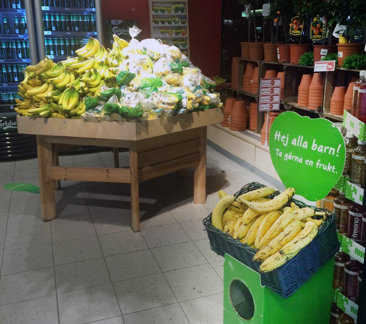 At this supermarket in Sweden, instead of throwing away old bananas they give them away to children. Yay! #zerowaste