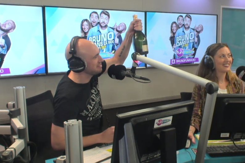 funradio_fr's tweet image. VIDÉO - Vacher annonce en direct qu&apos;il va être papa #FunBuzz #BrunoFunRadio #VacherPapa &amp;gt; bit.ly/1RYljhr