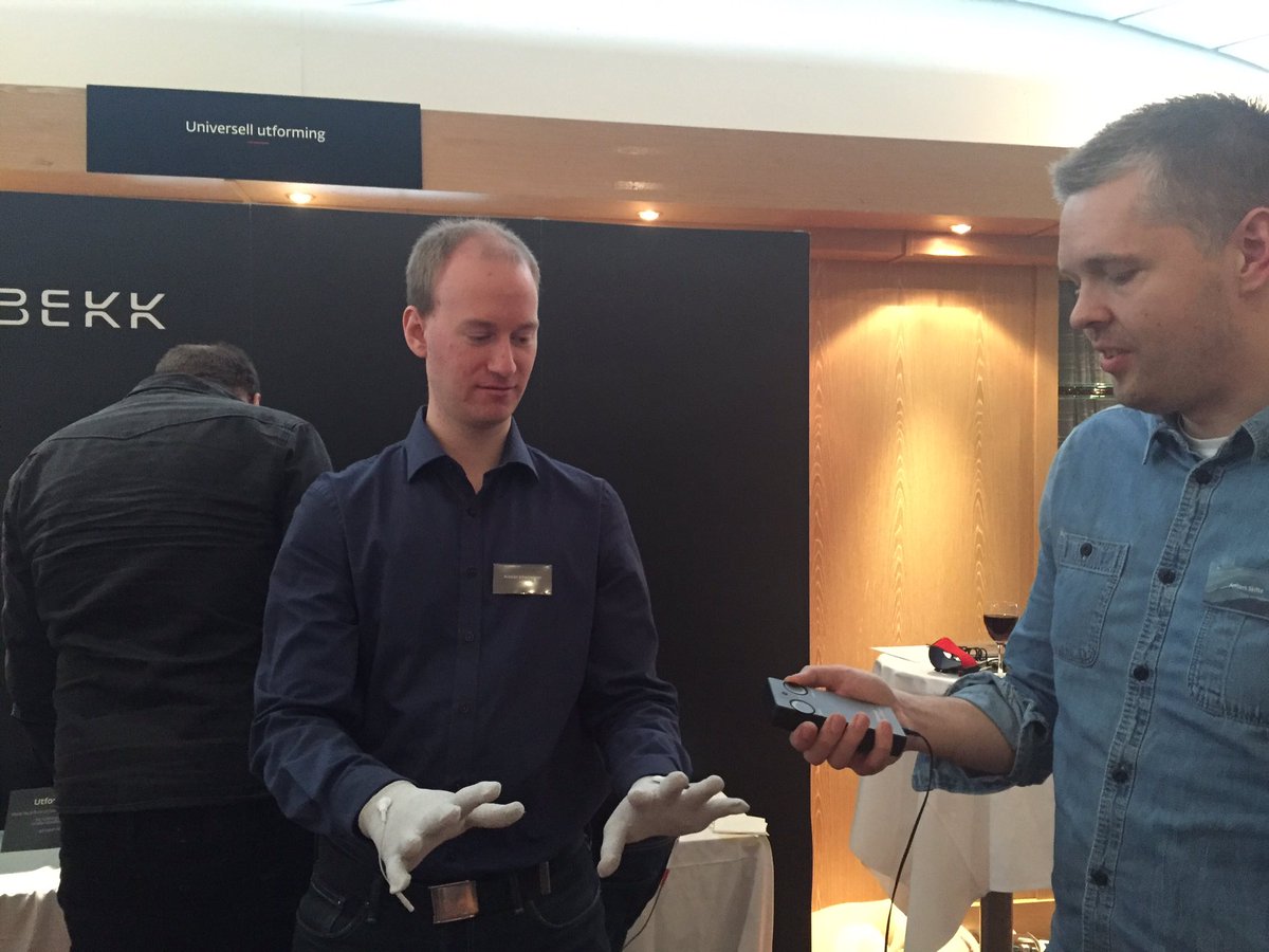 Testing av "parkinson-hansker" på #uu stand! Utrolig ekkel opplevelse - verdt det. #bekkopenfagdag