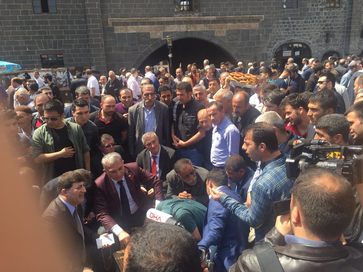 mkulunk's tweet photo. Diyarbakır'dayız
41 Hemşehri Derneği ile birlikte
Ulucami'de Cuma namazı sonrası vatandaşlarımız ile çay sohbeti https://t.co/jJ06egYbVO