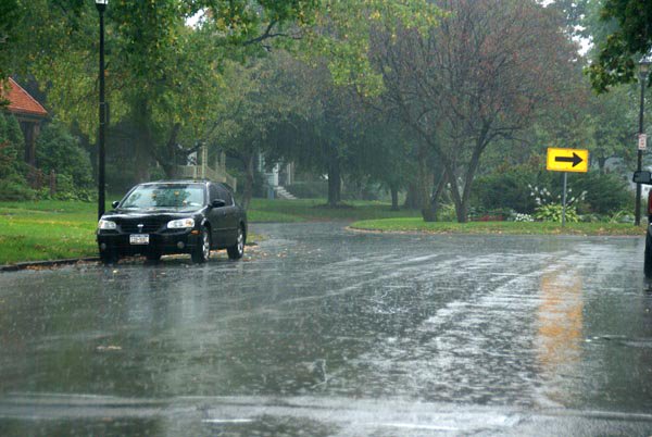 hitechdriver's tweet photo. #Hitechdriver #drivingtips #rain
Keep both hands on the steering wheel &Turn on your headlights
Avoid flooded roads https://t.co/t9zwkqbqN7