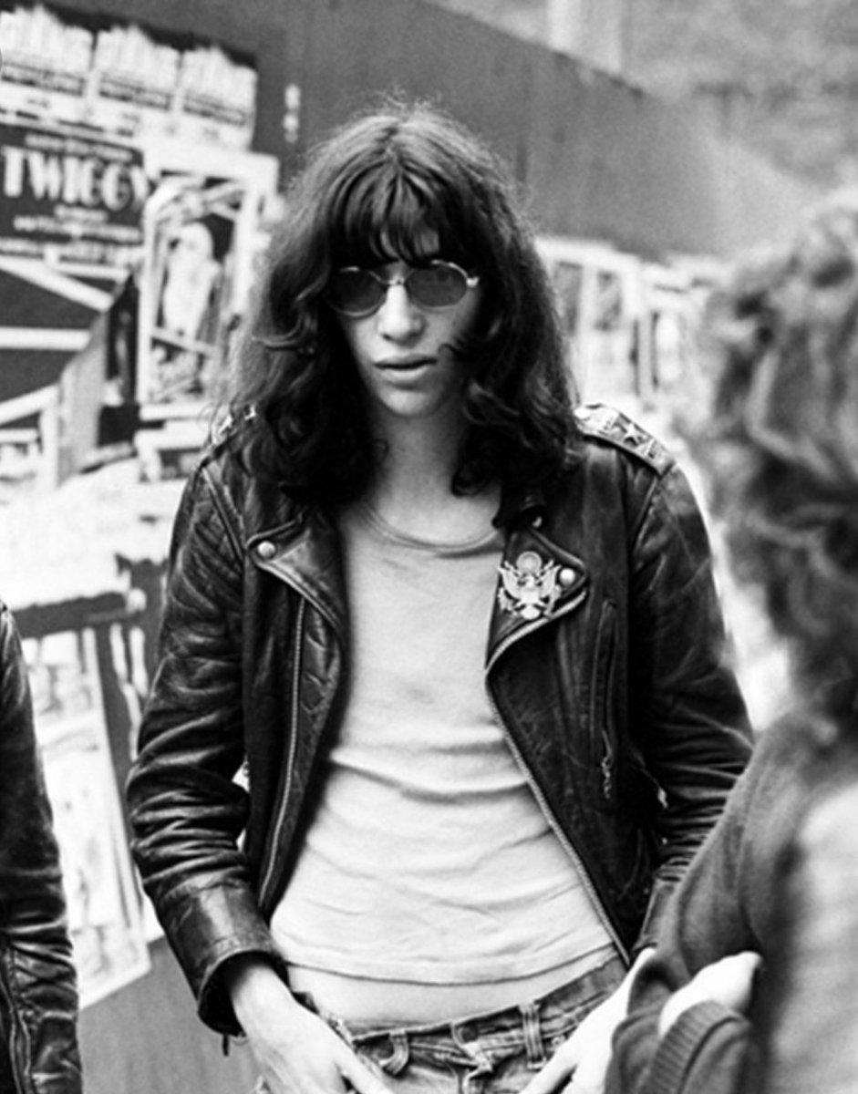 RockHistoryPics's tweet photo. 15 years ago, Joey Ramone (Jeffrey Ross Hyman) died from cancer at age 49. #theRamones #ramones #punk #JoeyRamone https://t.co/AheTtPU4r8