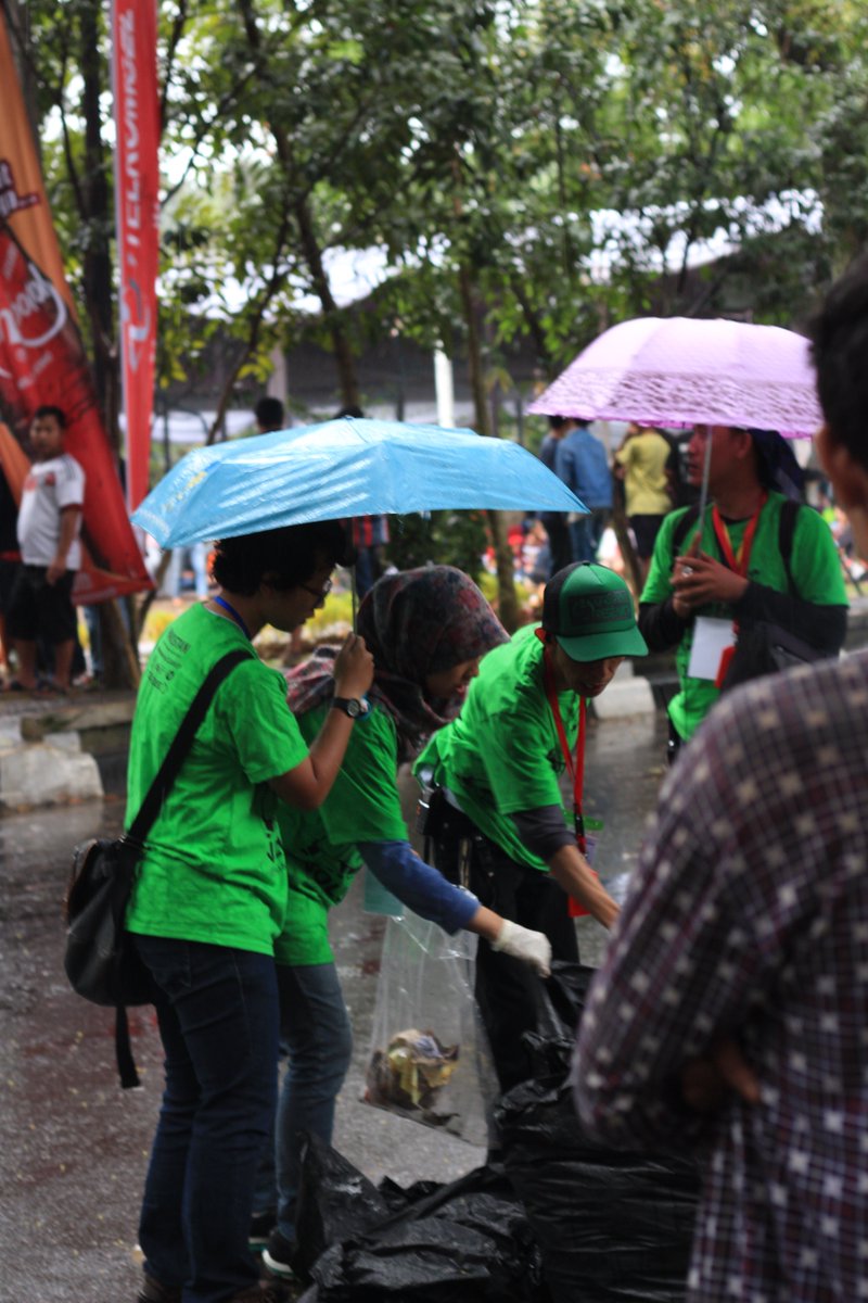 GPSbdg's tweet photo. Mereka tergabung di #FormasiPakistan relawan kebersihan yg menawan. bawa payung buat jaga dihujani kenangan masalalu https://t.co/KINlJQXm64
