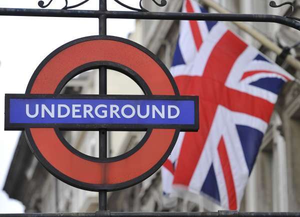 IDCMUN's tweet photo. Muere el locutor del aviso "Mind the Gap" del metro de Londres https://t.co/IjwDX4iagu https://t.co/JNMnRSBxsz