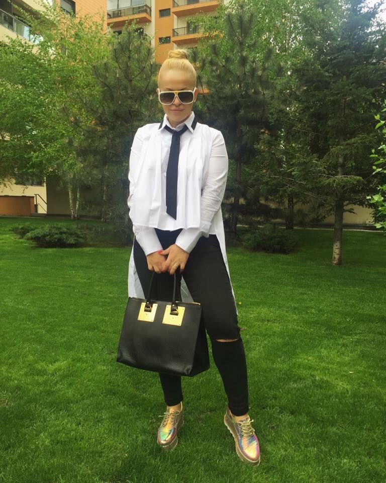 andaadam's tweet photo. Have a wonderful day & wait for the weekend with a smile on your face! 💋😊
#BacioDiModa #lvglasses #sophiehulmebag https://t.co/dWOLUhlhJt