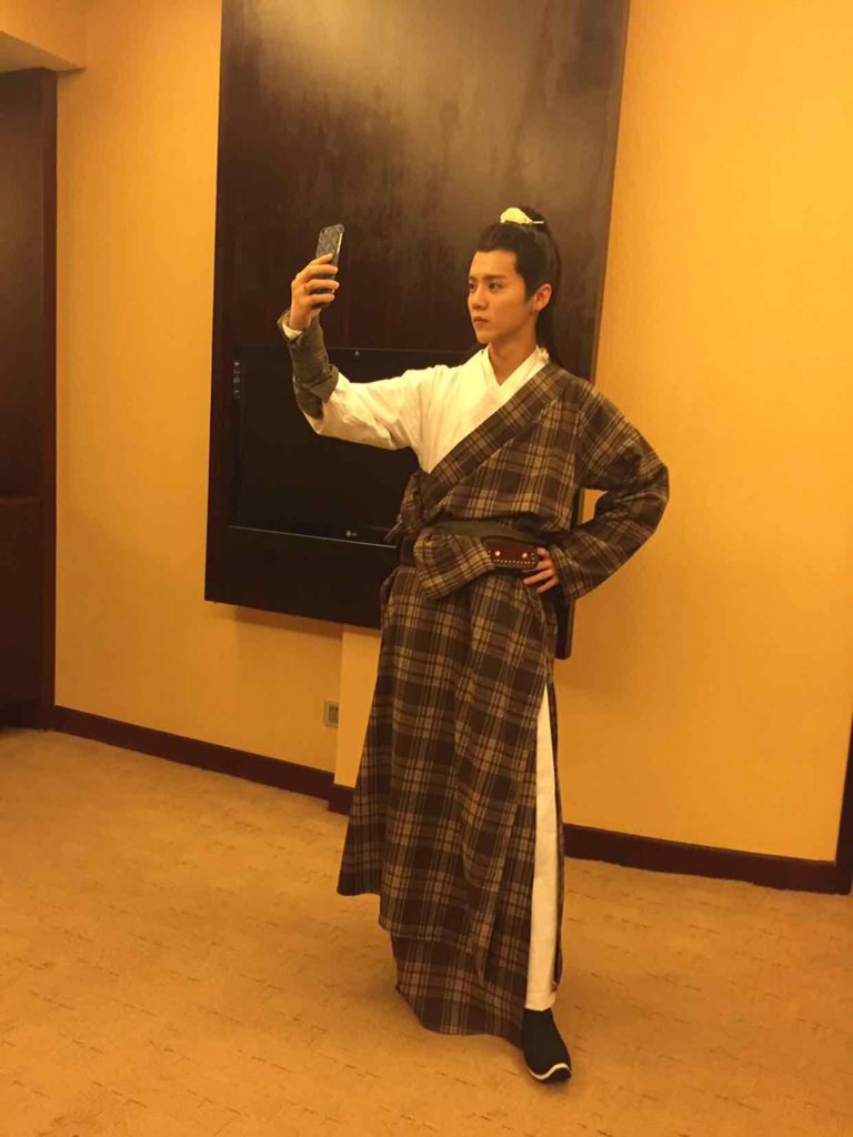 ohmydeer0420's tweet photo. Ancient Lu is taking selfie..... HAHAHAHA SHOW ME YOUR SELCA #LuHanRunningManChina https://t.co/BAGVsflGiR