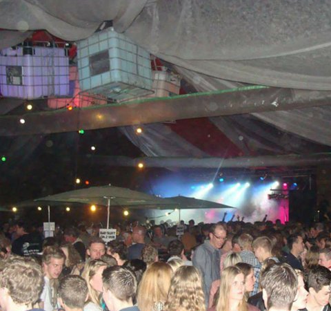 J19nuNOP's tweet photo. Zaterdag doen we feestje Los bij Vos met @plorkaannemers  &amp; @SuperSundays! Archieffoto van '15, stampersvol! https://t.co/Uj38A9QQ0Z