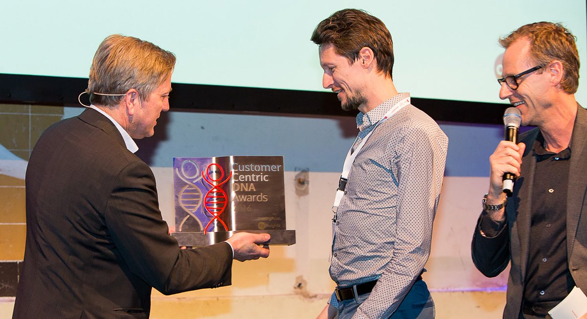 Coolblue_NL's tweet photo. Jaaa! We hebben de #CCDNA Award voor meest klantgerichte online retailbedrijf gewonnen. ➜ https://t.co/59tnFbplik https://t.co/ylOspUVHUA
