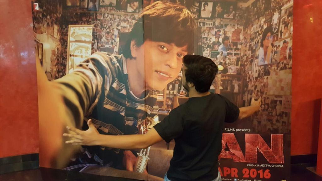 SRKBiharFC_CFC's tweet photo. SRK Bihar Fc Celebrating #FANFDFS #FanFDFSwithCFC at Raipur. @SRKCHENNAIFC https://t.co/j3G7xK5RjA