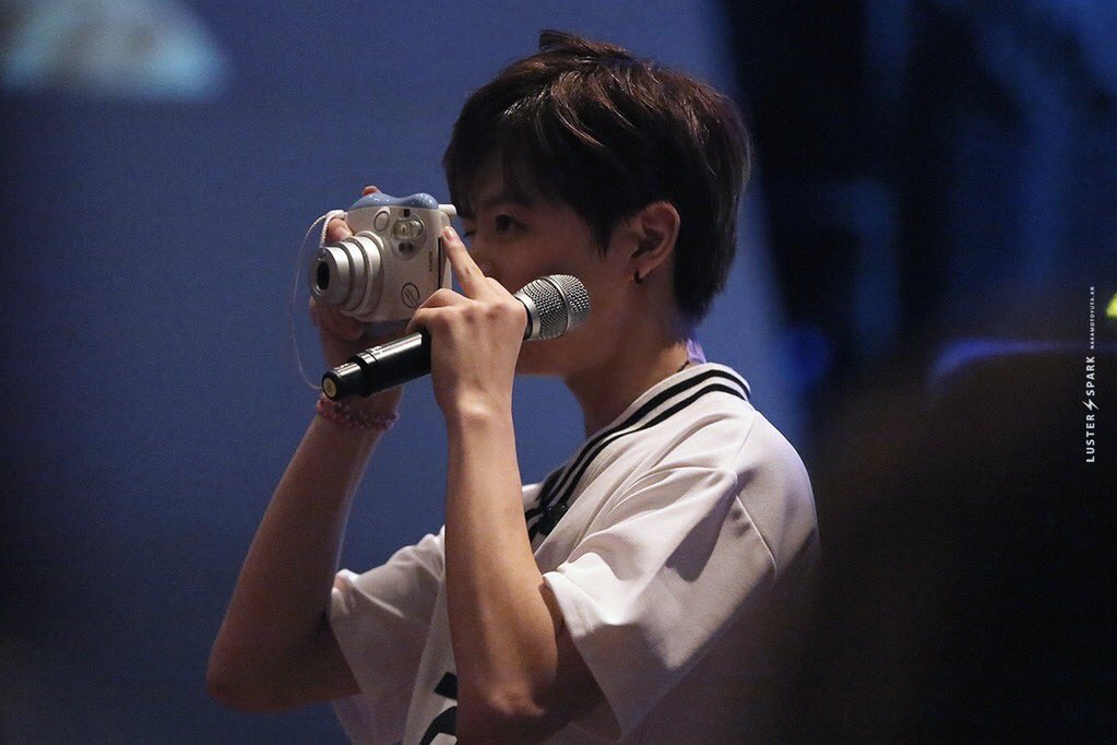 ANN on Twitter: "i love yuta and his middle finger https://t.co/YYiggX4ABt"